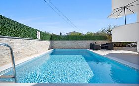 Aquarius Apartments - Beachside With Heated Pool